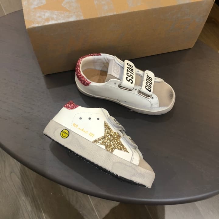 Golden Goose Kids Distressed Sneakers – Kids Collection in White With Black Heel And Grey Star