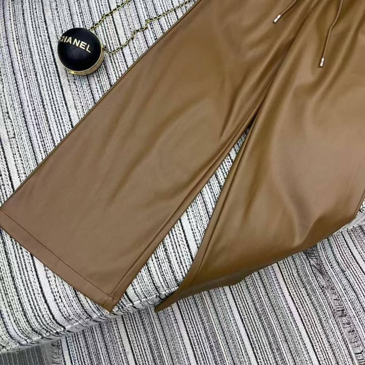 Miu Miu Letter Elastic Waist Straight Leather Pants in Black