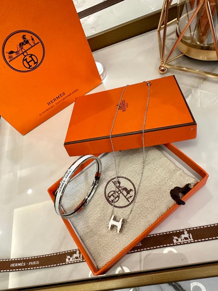 Hermès Oval Enamel 18K Gold Jewelry Set