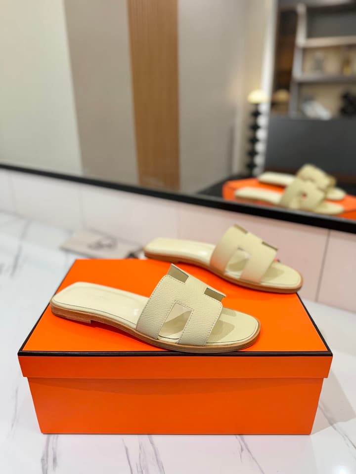 Hermès Classic H Palm Grain Leather Sandals in Black