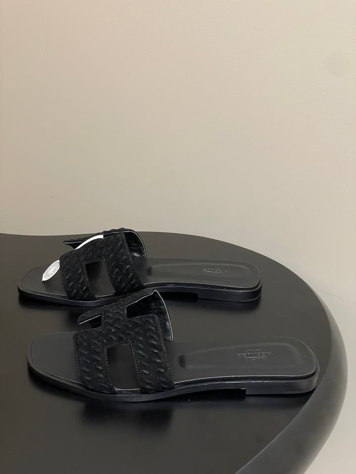 Hermès Oran Woven Suede Sandals – 2025 Collection in Black Leather