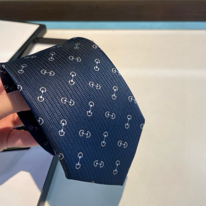 Gucci Men's Jacquard Silk Tie in Black Gg Pattern