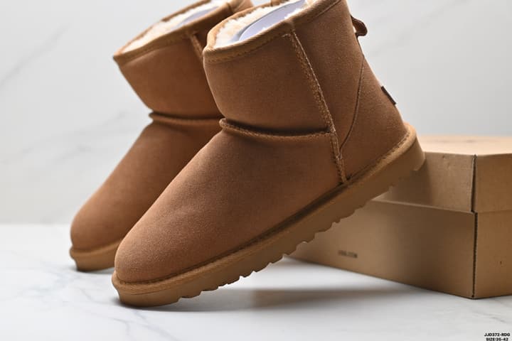 UGG Classic Ultra Mini Platform Snow Boots in Chestnut