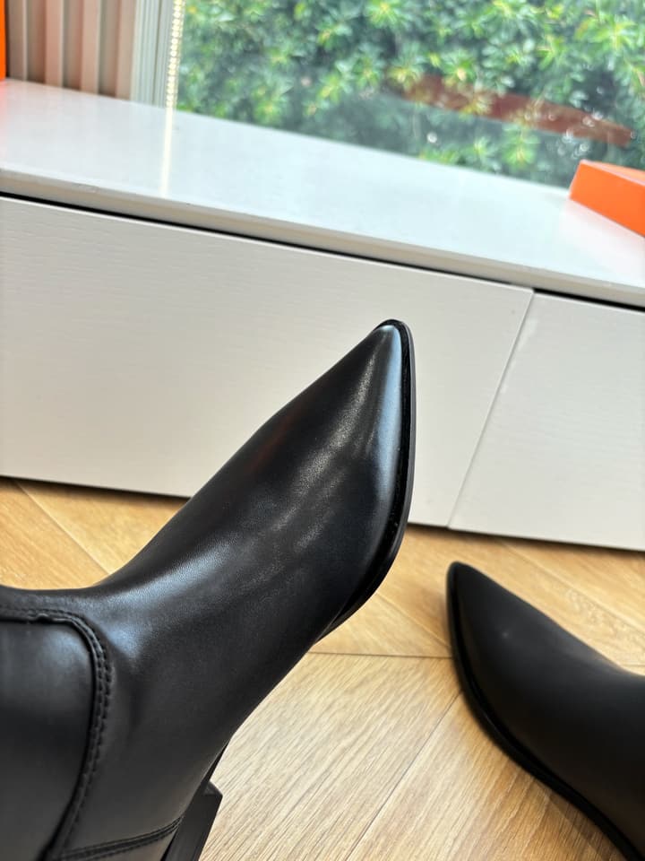 Hermès Classic Knee-High Boots – 2025 Autumn/Winter Collection in Two-tone Tan And Cream