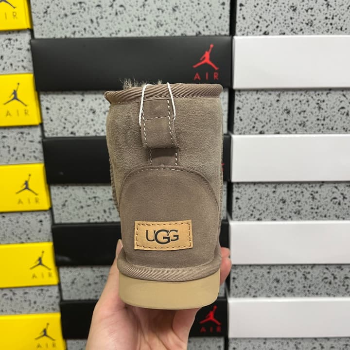 UGG Thick-Soled Low-Cut Fur-Lined Snow Boots in All Black Mini