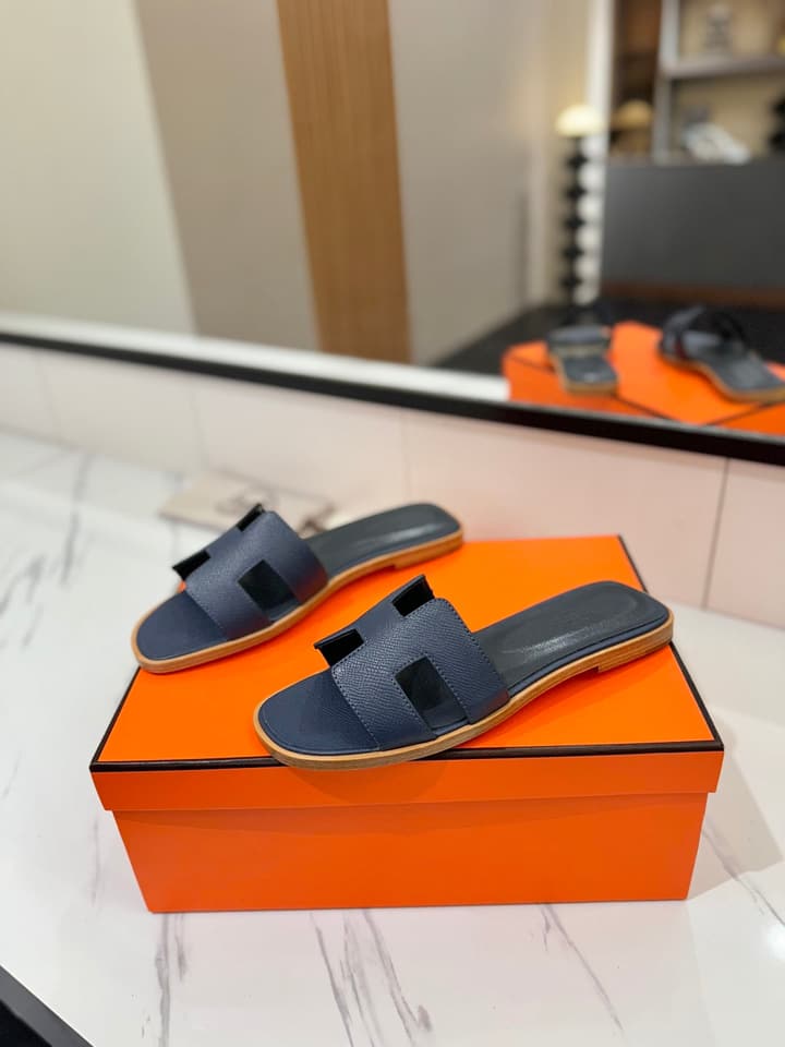 Hermès Classic H Palm Grain Leather Sandals in Black