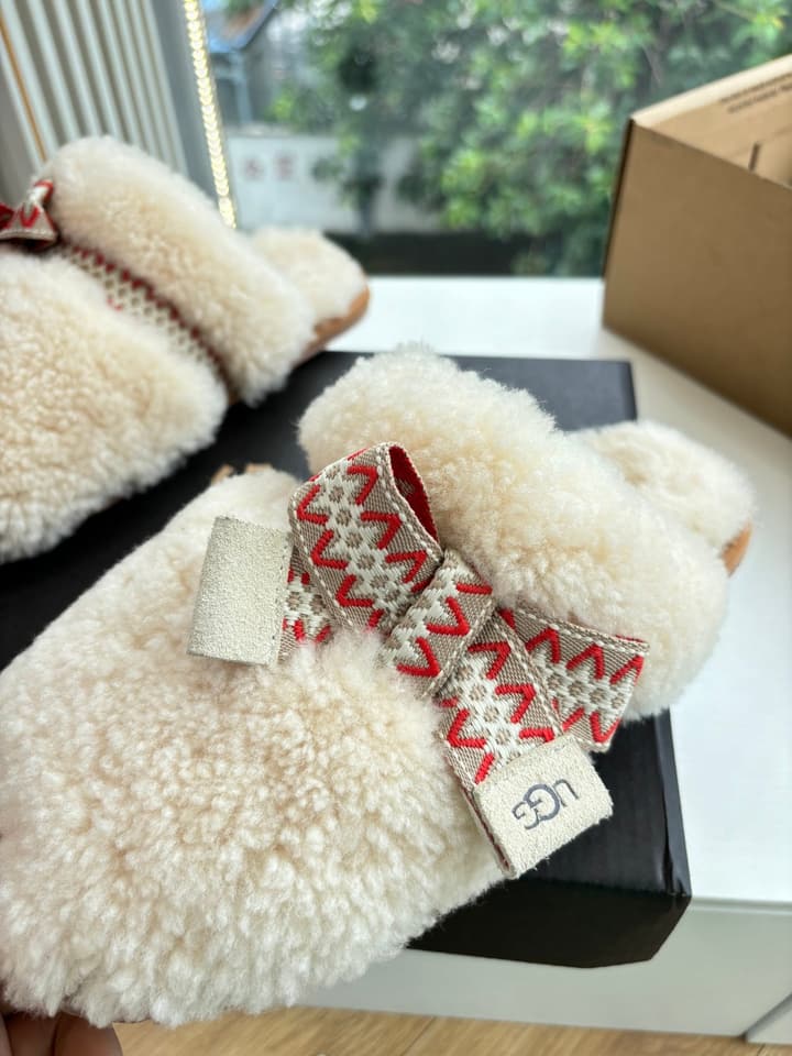 UGG Autumn/Winter Wool Slippers in Creamy White