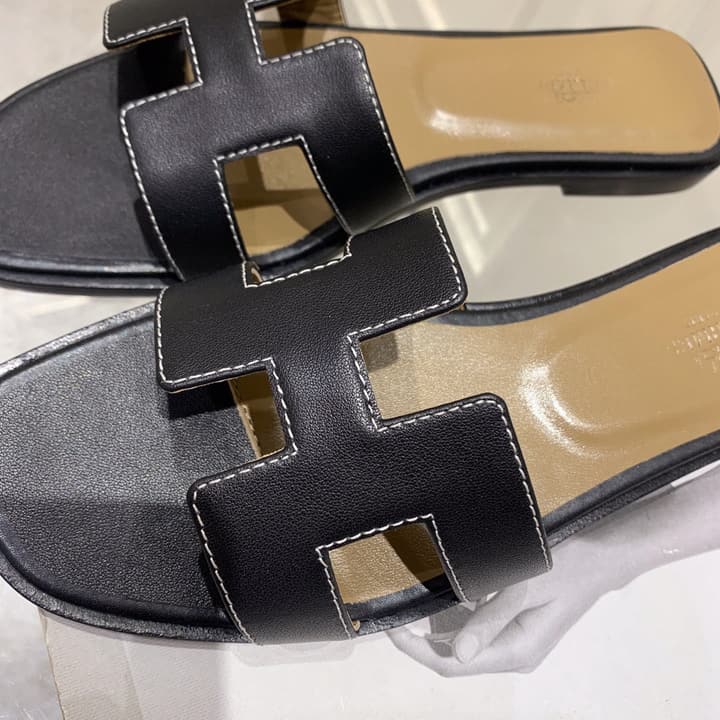 Hermès Oasis H Flat Sandals in Taupe Strap