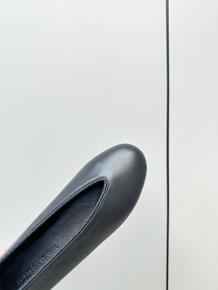 Bottega Veneta Woven Flats – 2025 Collection in Black