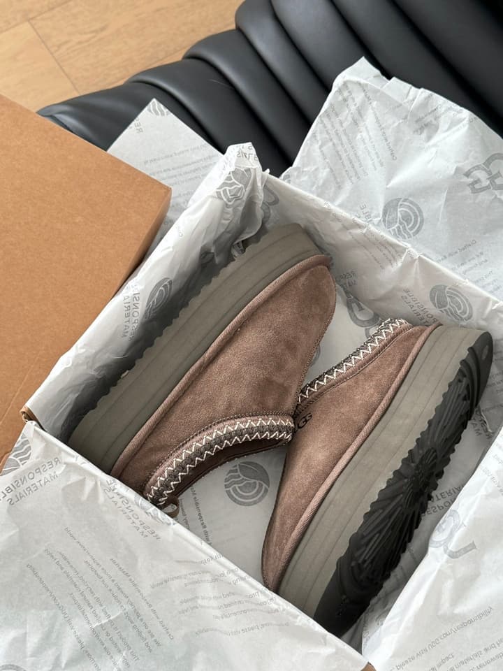 UGG Sheepskin Snow Boots – Autumn/Winter Essential in Dark Grey Suede
