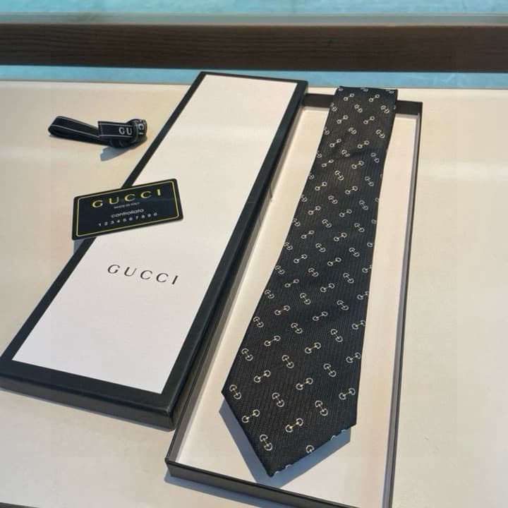 Gucci Men's Jacquard Silk Tie in Black Gg Pattern