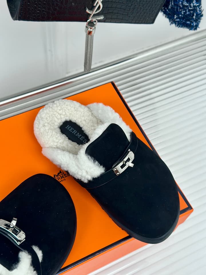 Hermès Kelly Buckle Furry Slippers – Autumn/Winter Collection in Black Suede With White Fur