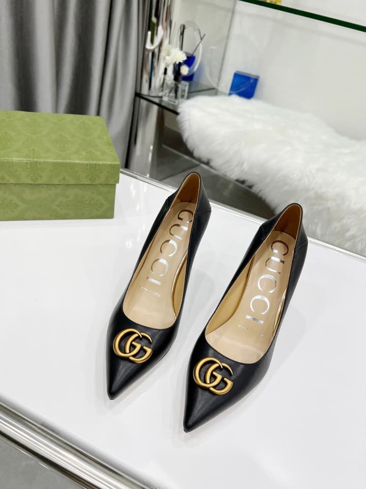 Gucci Double G Buckle Pointed Pumps in Cream Patent Pump