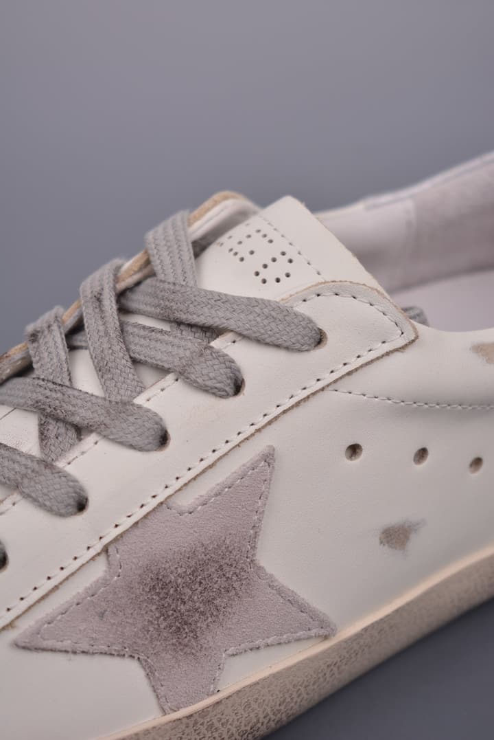 Golden Goose Super Star Distressed Sneakers – 2023 Collection in White With Navy Heel