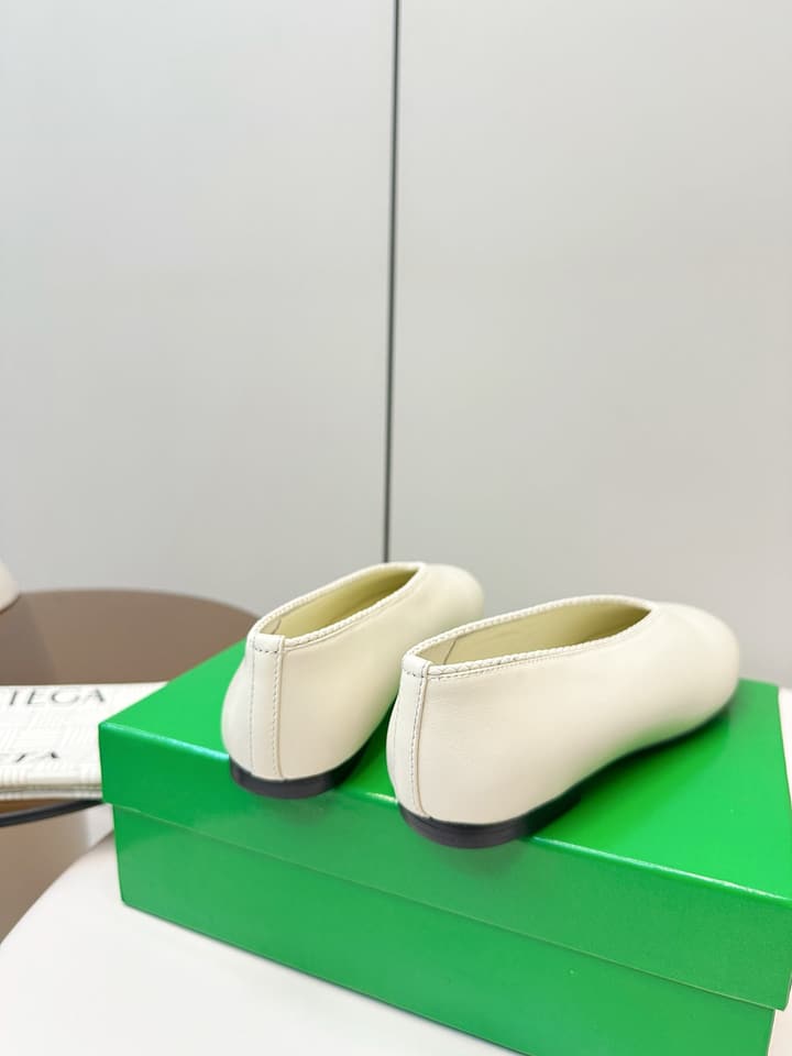 Bottega Veneta Woven Flats – 2025 Collection in Black