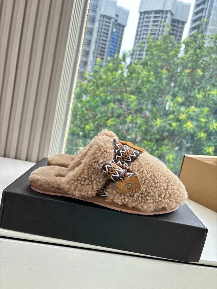 UGG Autumn/Winter Wool Slippers in Creamy White