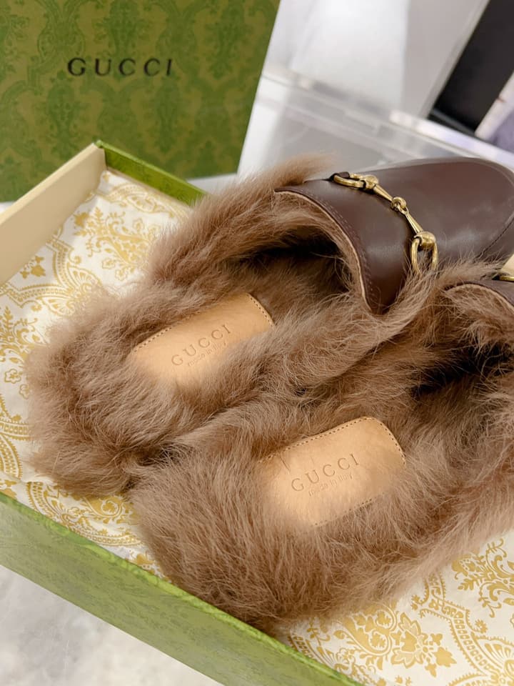 Gucci Toscana Wool Loafers – Autumn/Winter Must-Have in Black Leather With Tan Fur
