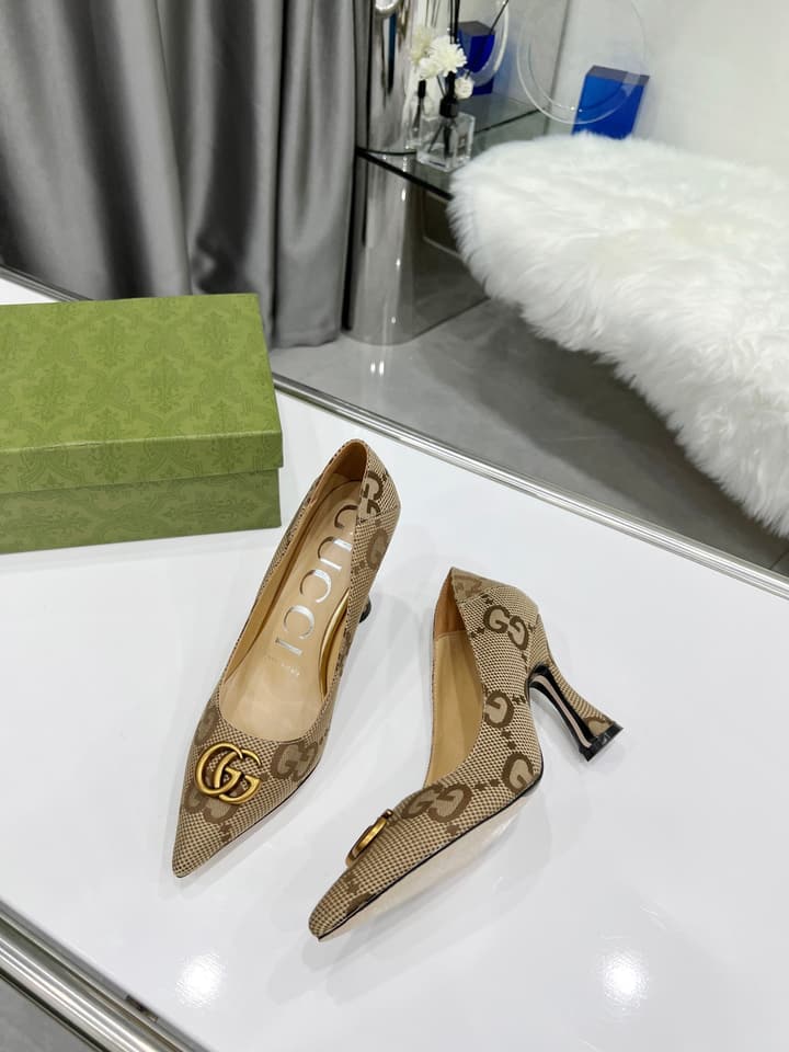 Gucci Double G Buckle Pointed Pumps in Cream Patent Pump