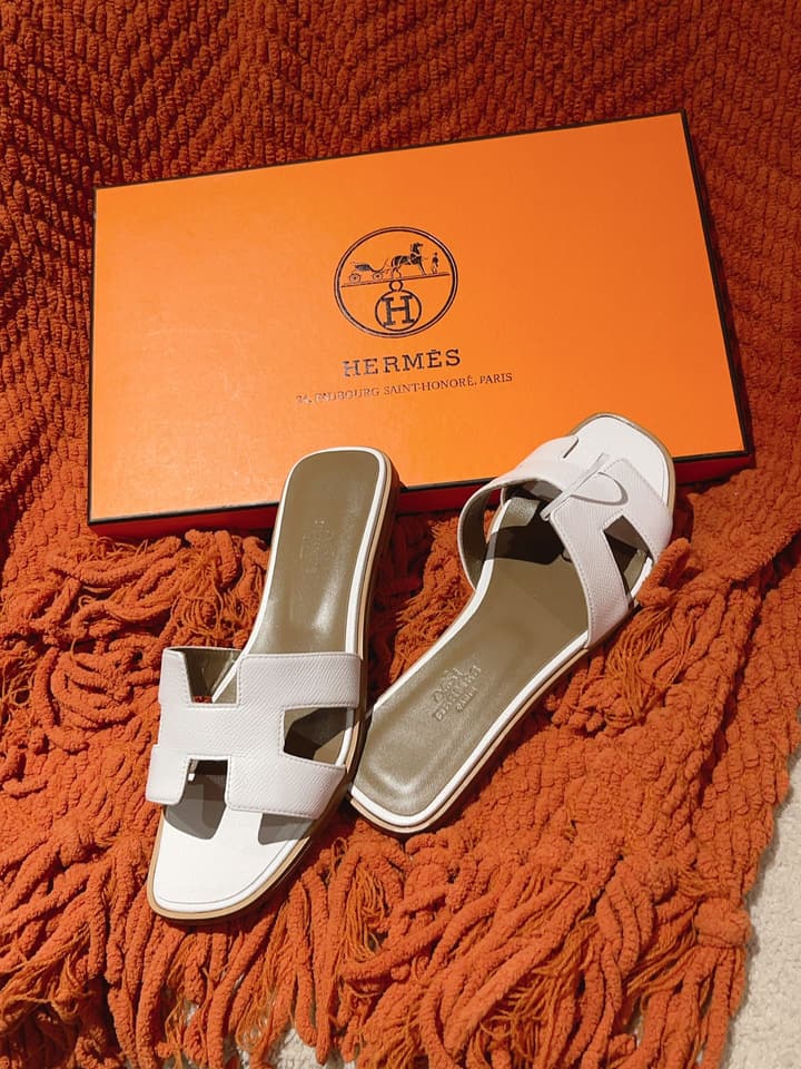 Hermès Oasis H Flat Sandals in Taupe Strap