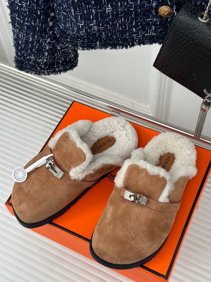 Hermès Kelly Buckle Furry Slippers – Autumn/Winter Collection in Black Suede With White Fur