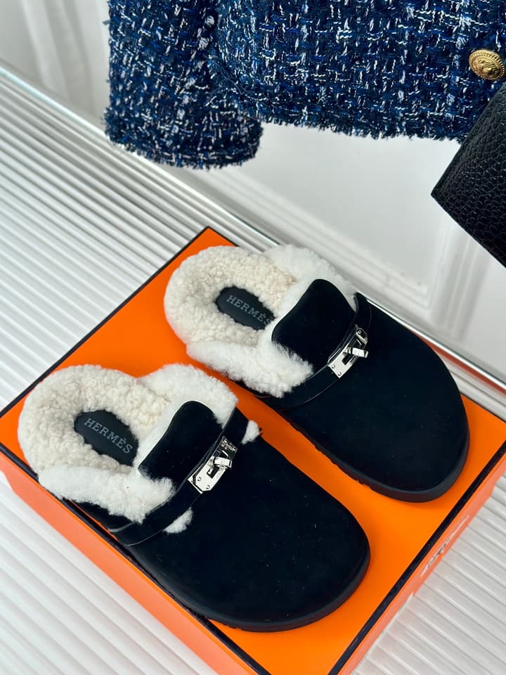 Hermès Kelly Buckle Furry Slippers – Autumn/Winter Collection in Black Suede With White Fur