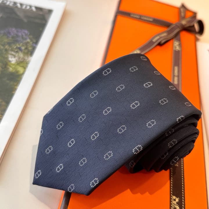 Hermès Men's Winter Anchor Chain Silk Tie – New Collection in Black