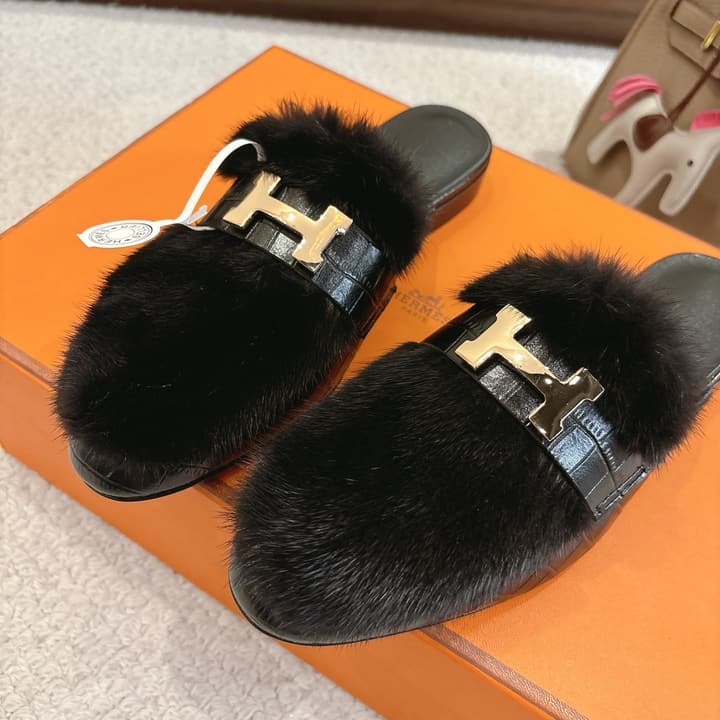 Hermès Mink Suede Loafers & Mules – Autumn/Winter Collection in Black Fur With Gold H