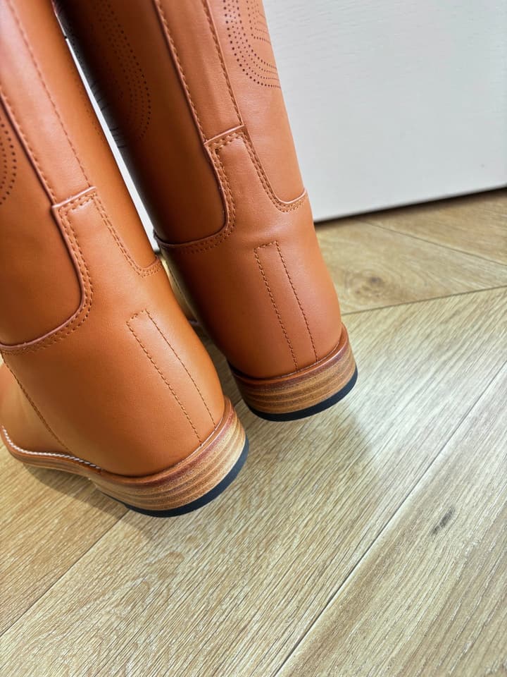 Hermès Classic Knee-High Boots – 2025FW in Assorted Buckle Riding Boots Display