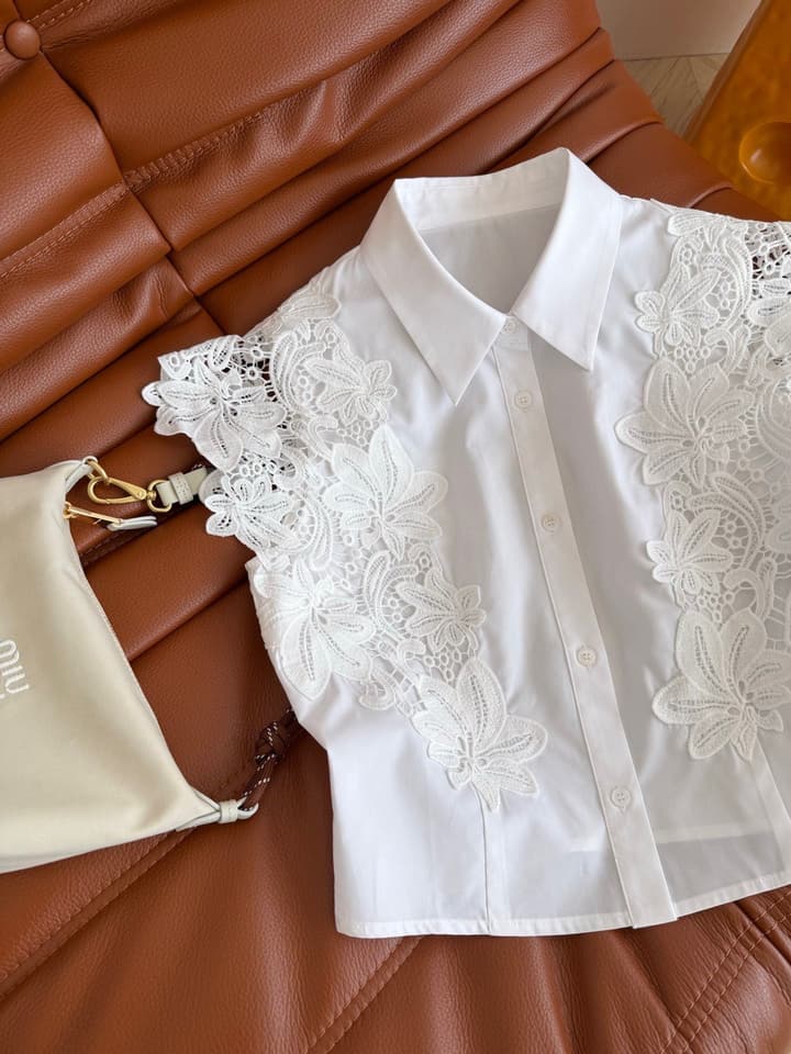 Celine Lace-Spliced Cropped Shirt – Spring/Summer Collection – 26SS in White