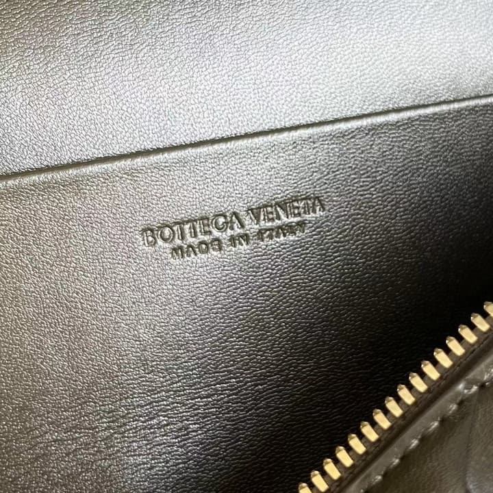 Bottega Veneta Intrecciato Vanity Case in Cream