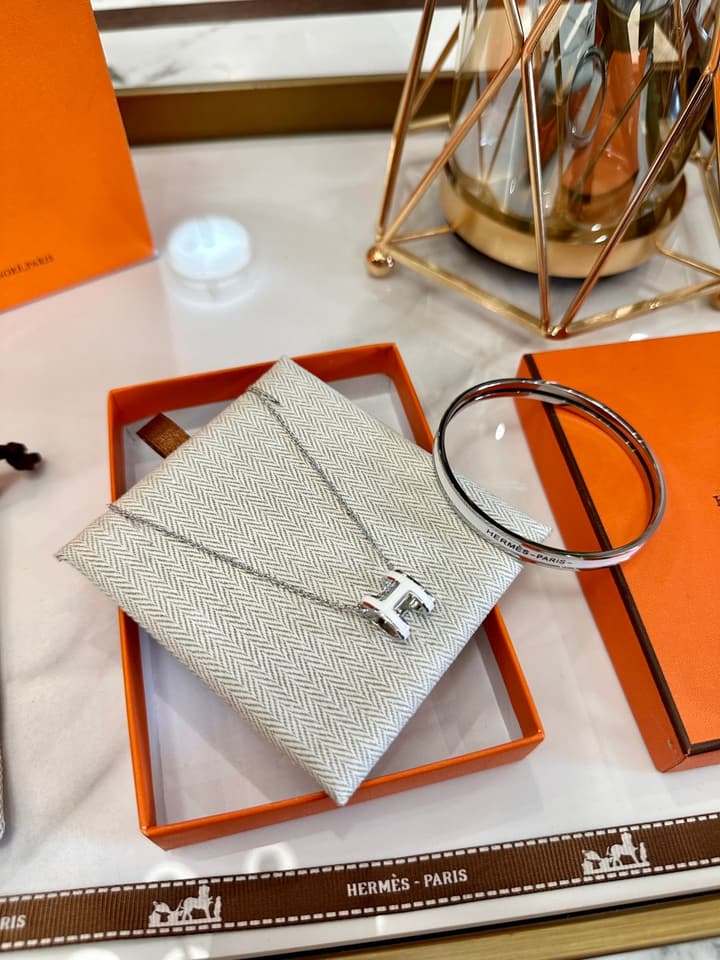 Hermès Oval Enamel 18K Gold Jewelry Set