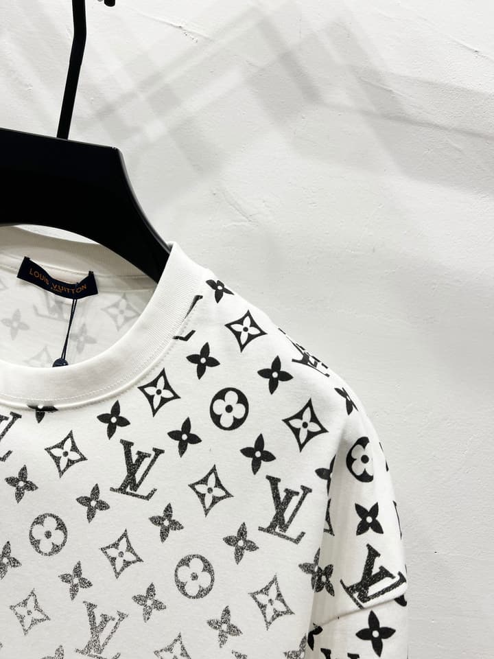 Louis Vuitton Gradient Monogram T-Shirt – 2025 Summer Collection in Black Bottom Gradient Monogram