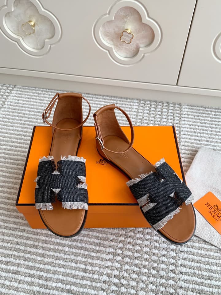 Hermès Santorini Classic H Flat Sandals in Taupe