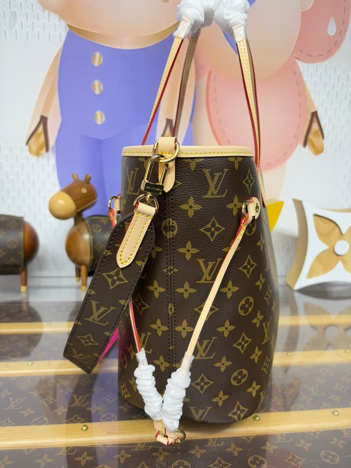 Louis Vuitton Neverfull Bandoulière Inside Out Tote Bag in Red