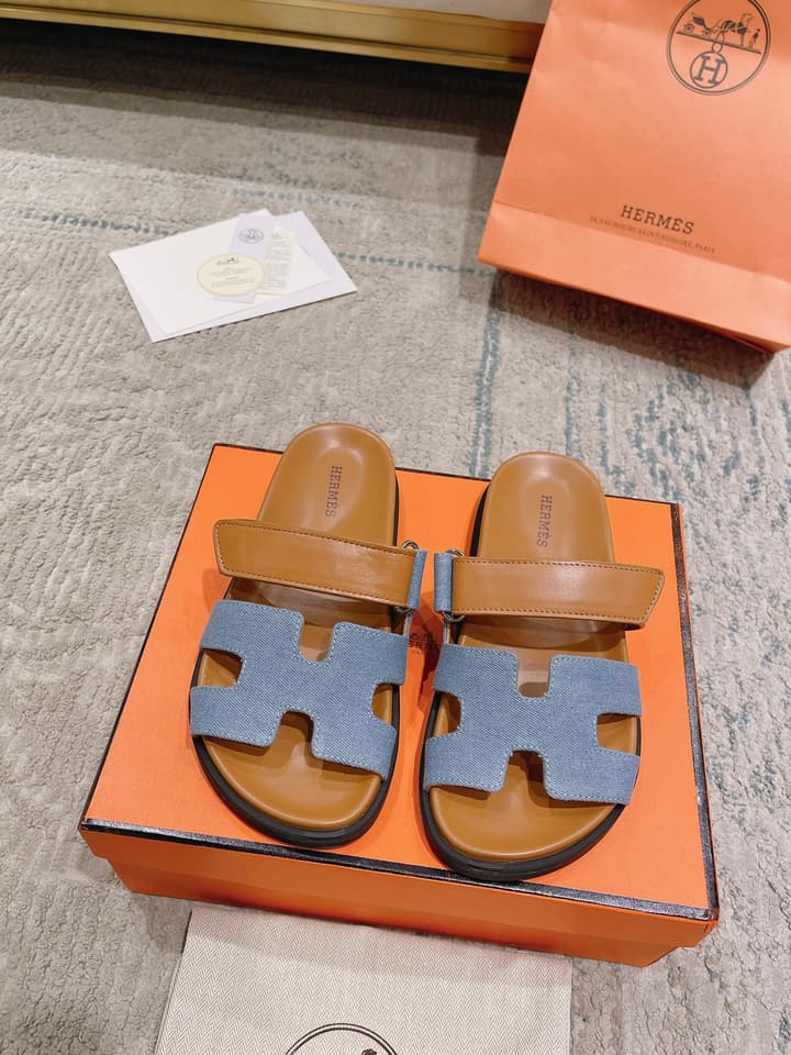 Hermès Chypre Leather Slides – 2023SS in Emerald Green & Textured Beige
