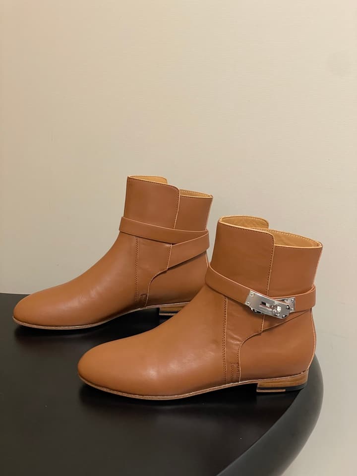 Hermès Neo Kelly Buckle Ankle Boots – 25FW in Black Leather