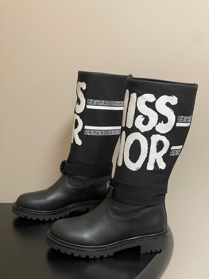 Dior D-Major Graffiti Mid-Tube Combat Boots – Autumn/Winter Collection in Black With White Graffiti