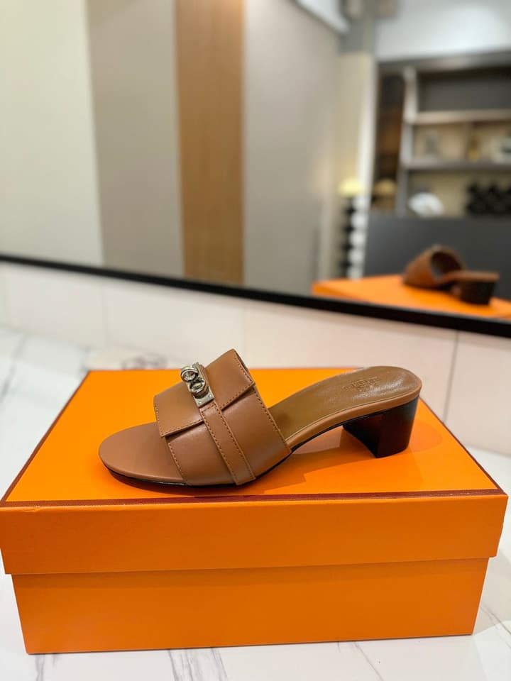 Hermès Classic Smooth Cowhide Heeled Sandals in Beige