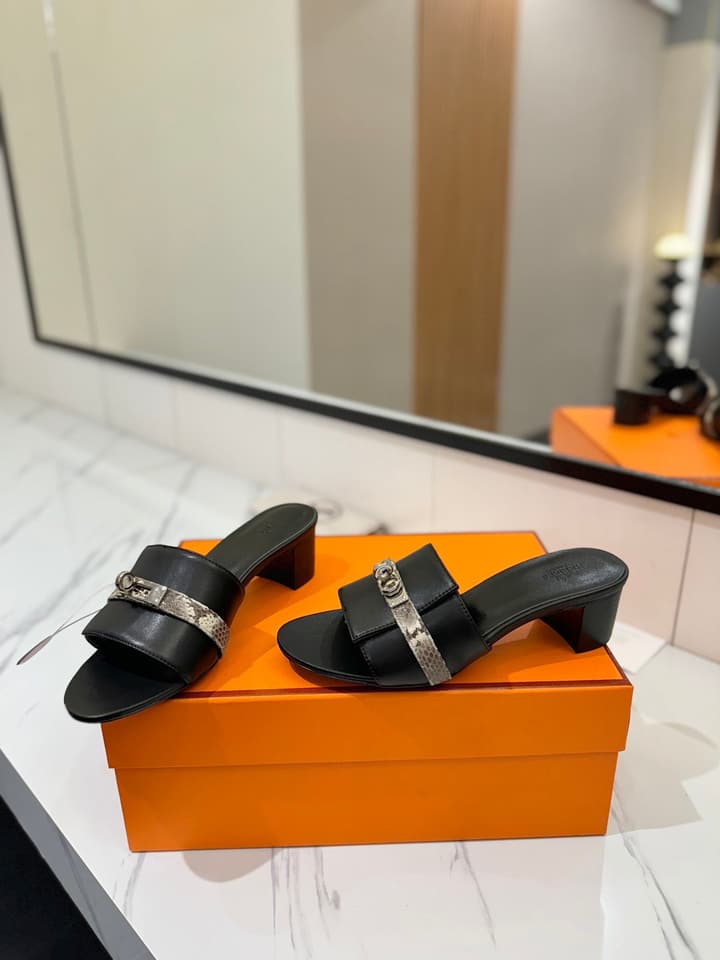 Hermès Classic Smooth Cowhide Heeled Sandals in Beige