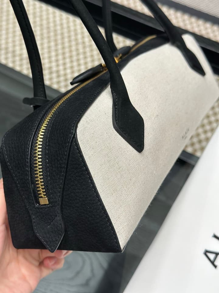 Alaïa Le Teckel Dachshund Bag in Cream And Black