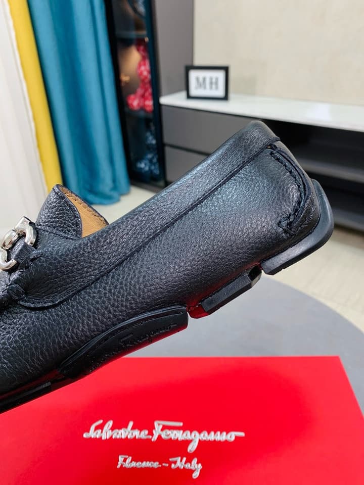 Ferragamo Pebbled Leather Driving Shoes in Black Leather, Black Lining