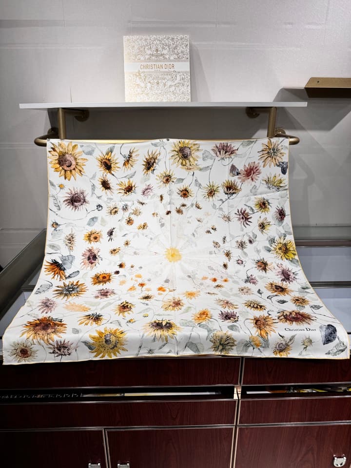 Dior Daisy Reversible Silk Twill Scarf – 2025 Spring Collection