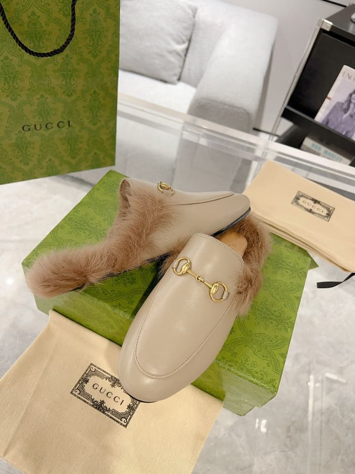 Gucci Toscana Wool Loafers – Autumn/Winter Must-Have in Black Leather With Tan Fur