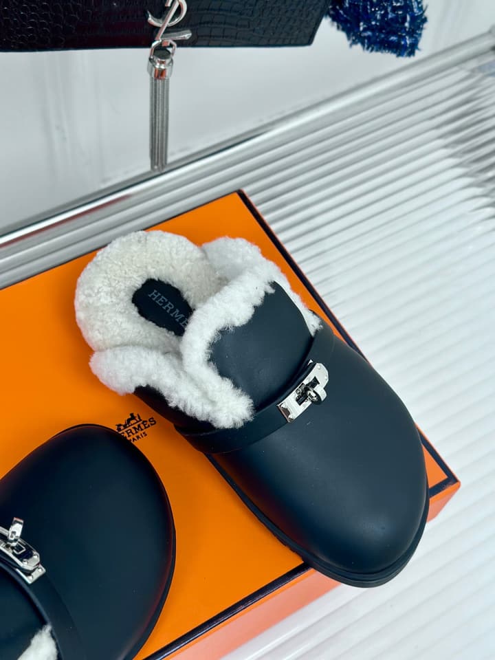 Hermès Kelly Buckle Furry Slippers – Autumn/Winter Collection in Black Suede With White Fur