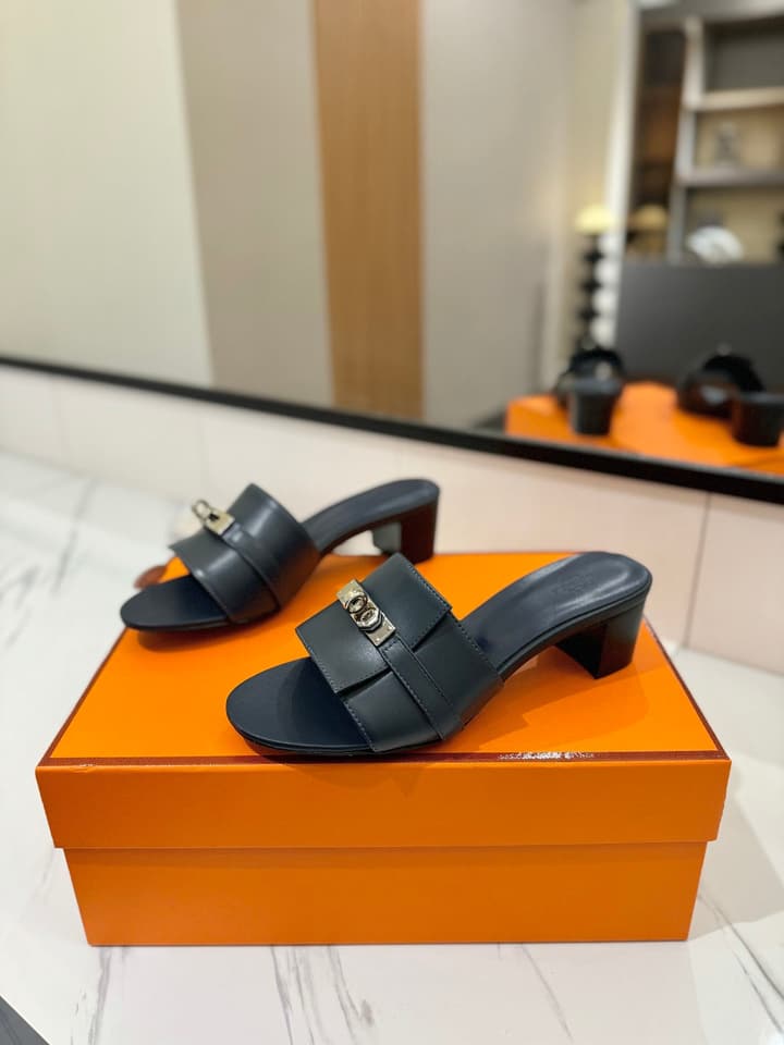 Hermès Classic Smooth Cowhide Heeled Sandals in Beige