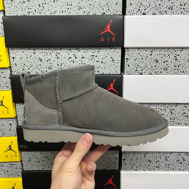 UGG Thick-Soled Low-Cut Fur-Lined Snow Boots in All Black Mini