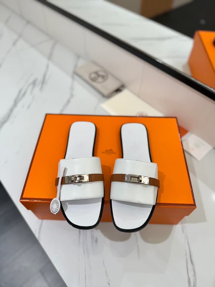 Hermès Classic Timeless Leather Sandals in Black