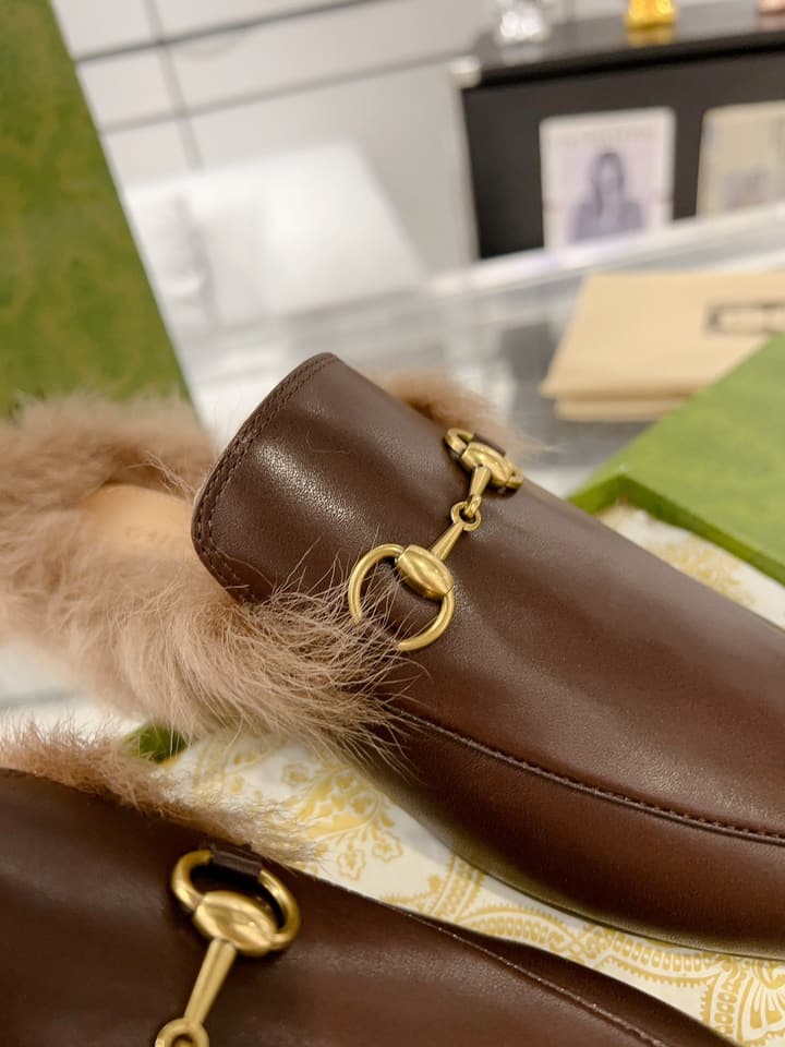 Gucci Toscana Wool Loafers – Autumn/Winter Must-Have in Black Leather With Tan Fur