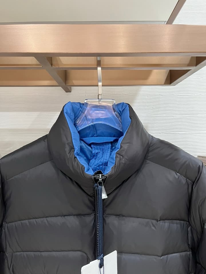 Moncler Designer Puffer Jacket – 2025 Collection in Black With Blue Lining