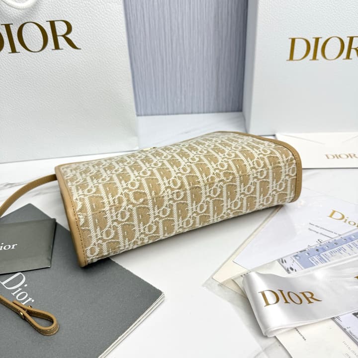 Dior 30 Montaigne Oblique Jacquard Clutch Bag in Beige Oblique